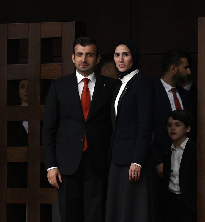 Bu adamı beğenmeyenler varmış niye beğenmiyorsunuz?