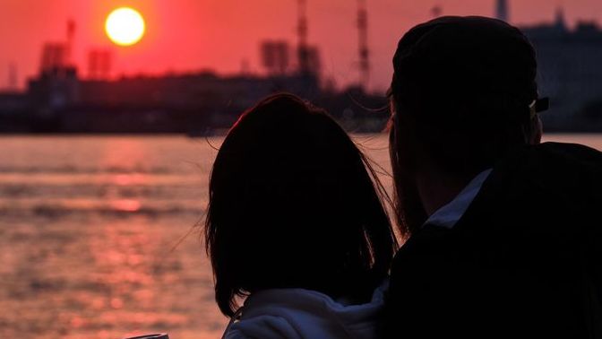 Sizden 10 yaş büyük biri ile sevgili olur musunuz?