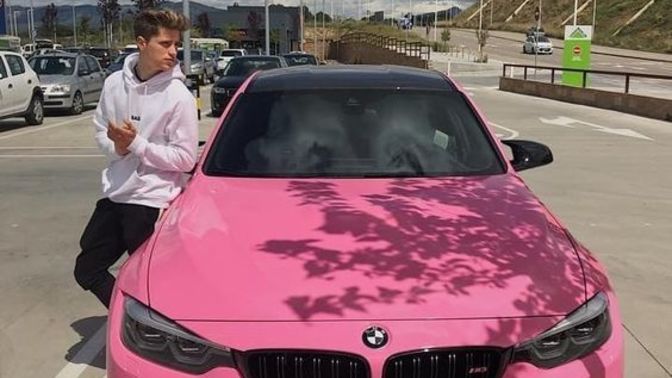 Erkeğe pembe araba yakışır mı?