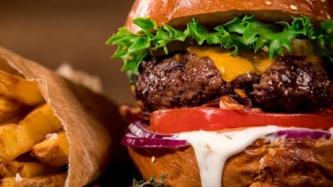 Bir oturuşta kaç büyük boy hamburger yiyebilirsiniz?