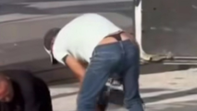 Sizce erkekler düşük bel pantolon giymelimi ? Erkeklerde çatalı göstermek sizce modamıdır yoksa , özgüven yüksekliğimi?