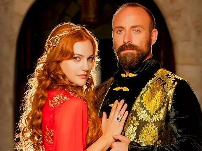 Sizin güzellik algınıza göre: Meryem Uzerli mi daha güzel, Fahriye Evcen mi?