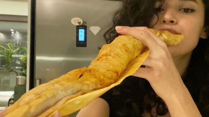 Üç saatlik sporun üstüne xxl dürüm yedim. Bu nasıl bir iradesizlik😂?