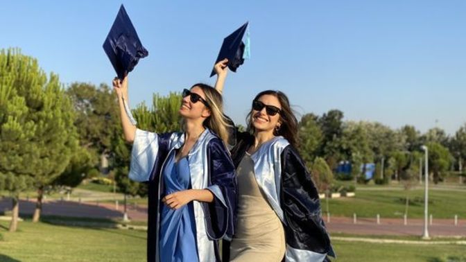 Mezuniyet balosuna kavalyesiz gitmek kötü mü?