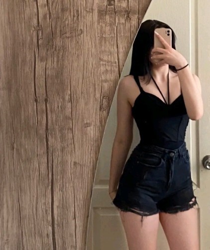 Şort crop kombini sıkıcı mı?