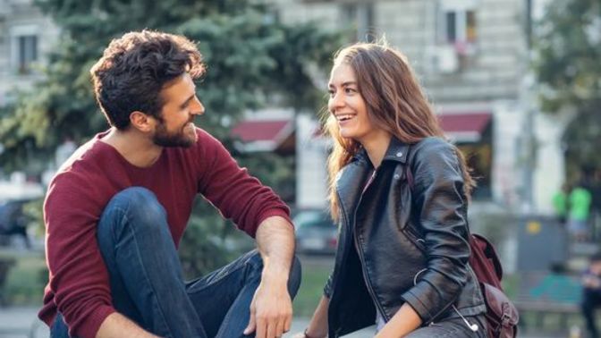 Kız arkadaşım kıskanç olmadığım için onu sevmediğimi düşünüyor. Öyle olmadığını nasıl anlatabilirim?