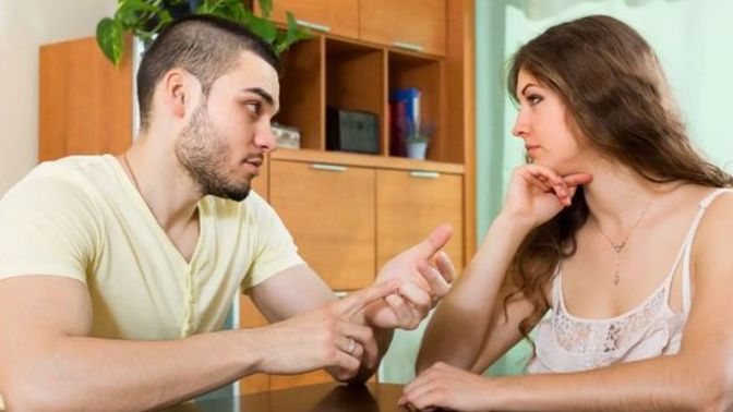 Sevgilim mesajlarıma cevap vermiyor ama ilişkiyi devam ettirmeye çalışıyor, derdi nedir?