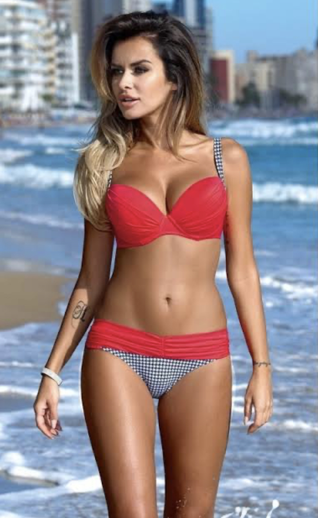 Eşime bu yaz tatili için bikini alacağım sizce hangisini tercih etmeliyim? Biraz basenli olduğu için seçemedim?