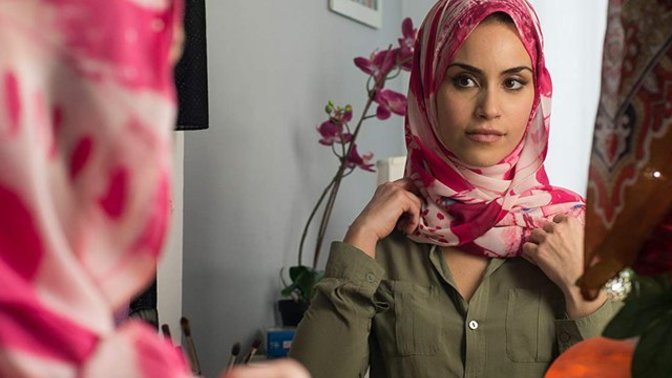Kapalı olmama rağmen hem bakıyorlar, hem de gelip konuşma cesaretini gösteriyorlar. Neden olabilir?