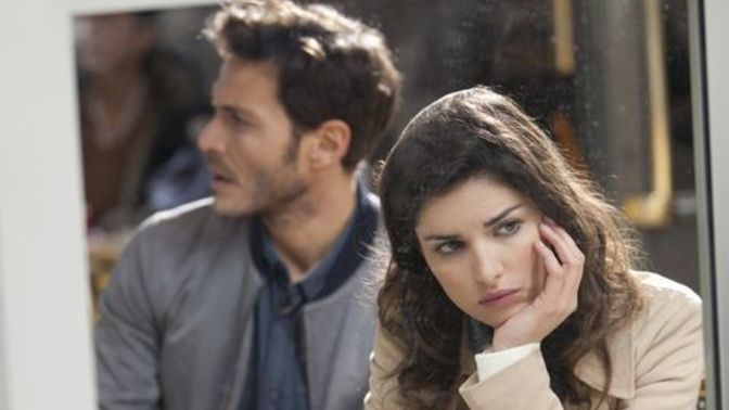 Sevgilimle 9 aydır bir ilişkimiz var, ilişkinin 2. ayında başka bir kıza ilgi duyuyor ve beni aldatıyor. Sizce ne yapmalıyım?