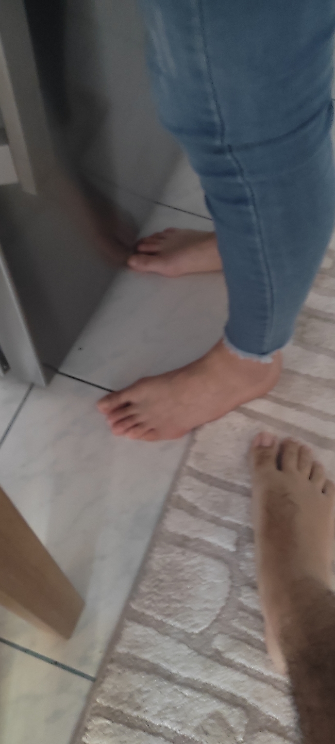 Evde çorapla mı gezersiniz terlikle mi çıplak ayakla mı?
