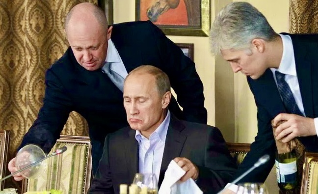 Putin’e kendi elleri ile sıcak bir tabak açarak ikramda bulunuyor.