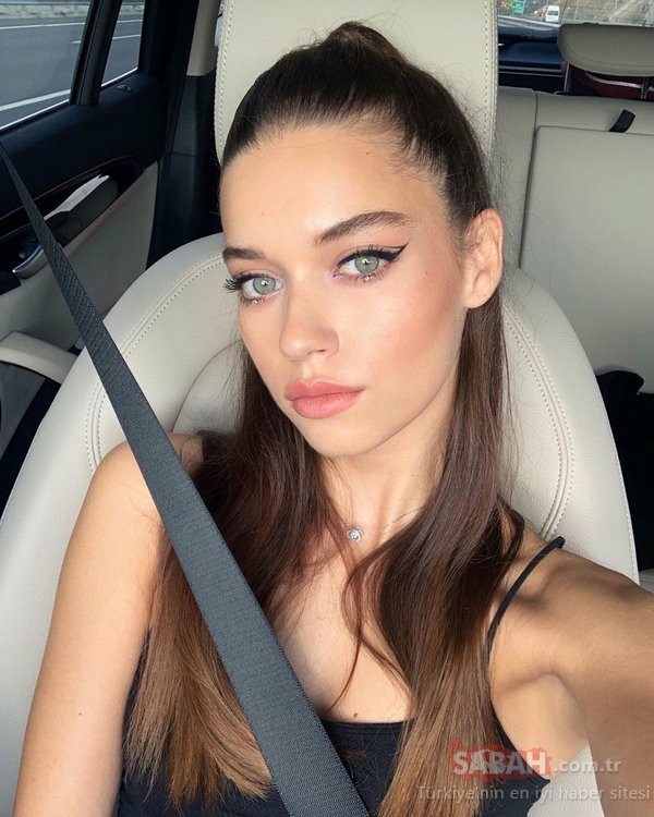 Mert Ramazan Demir ile Göcek tatilinde olan Afra Saraçoğlu makyajsız da göz kamaştırmıyor mu 😍?