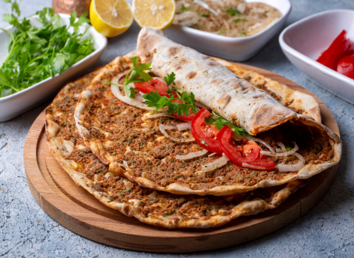 Seninle lahmacun yer miyim söyleyeyim mi?