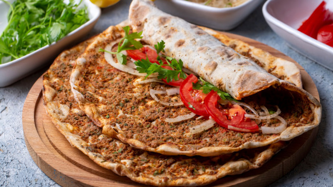 Seninle lahmacun yer miyim söyleyeyim mi?
