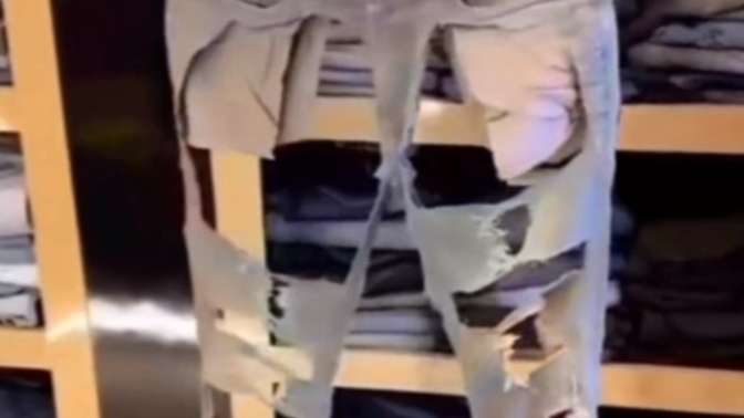 Böyle bir kot pantolon beğendim, sizce bunu nasıl kombinleyebilirim?