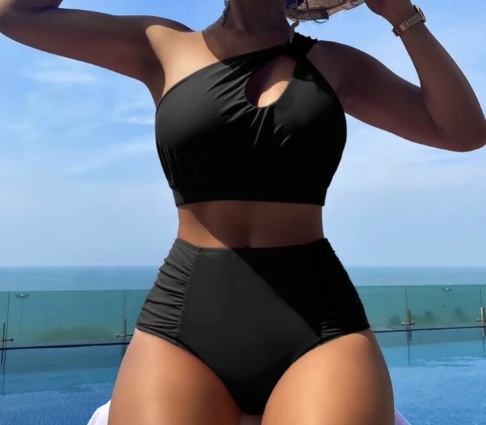 Deniz için hangi bikini daha güzel?