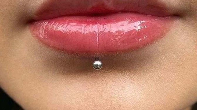 Bu şekil alt dudak piercingleri hakkında ne düşünüyorsunuz?