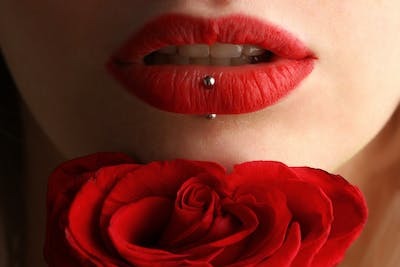 Koyu renk ruj ve piercing uyumunu seviyor musunuz?