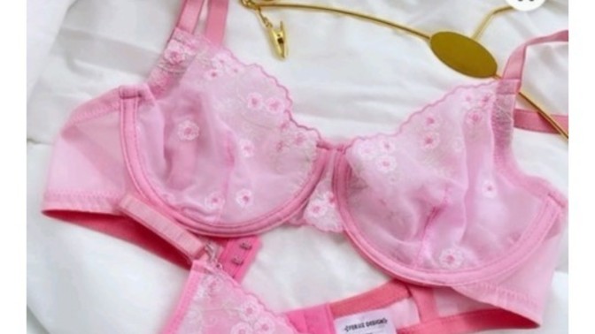 Plajda pembe bikini giymek çocuksu gösterir mi?