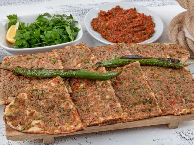 Konya etli ekmeğini mi, yoksa Antep lahmacununu mu tercih edersiniz?