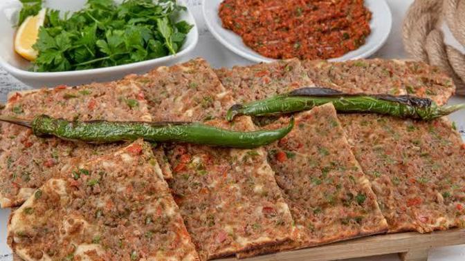 Konya etli ekmeğini mi, yoksa Antep lahmacununu mu tercih edersiniz?