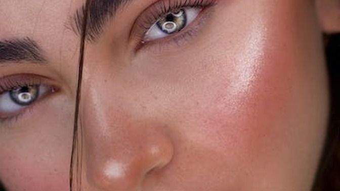 Makyajda highlighter sürmek demode mi oldu?