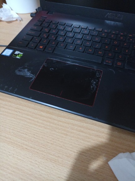 Japon yapıştırıcısı laptopa döküldü, nasıl çıkar?