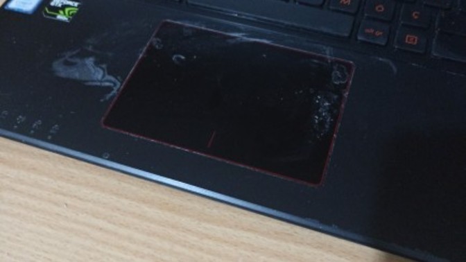Japon yapıştırıcısı laptopa döküldü, nasıl çıkar?