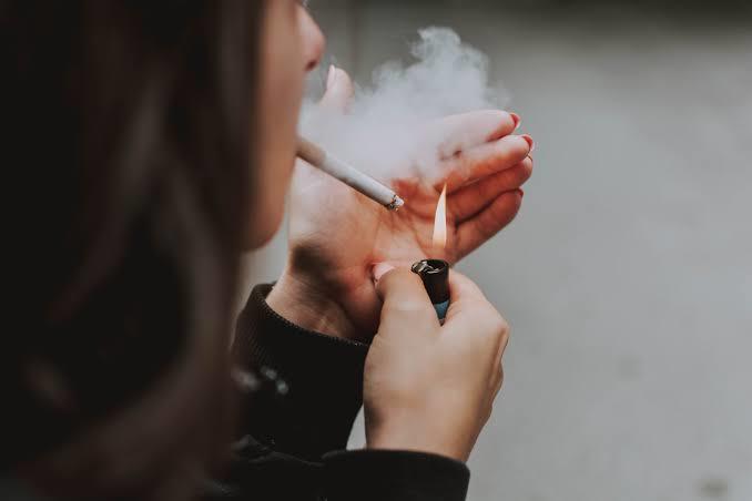 Sigara içmek kadınlara yakışmıyor mu?