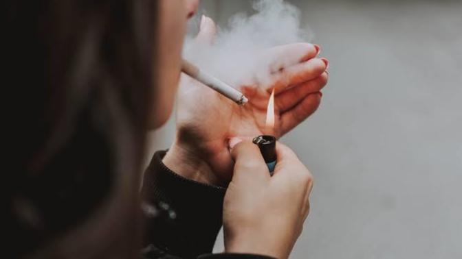 Sigara içmek kadınlara yakışmıyor mu?