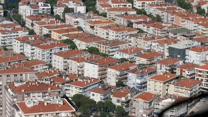 Gençlerin yarısı ‘aşırı kalabalık’ evlerde yaşıyor. Sizin evinizde kaç kişi yaşıyor?