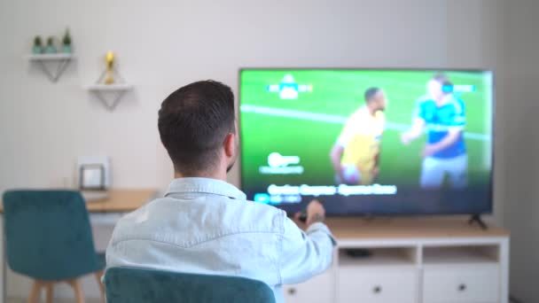 Sevgiliniz/ eşiniz siz maç izlerken televizyonu kapatsa tepkiniz ne olurdu?