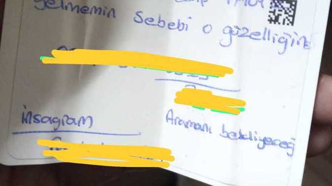 A101'de kasiyerim, adama tam para üstünü vermek için kasaya dönerken cebime bir şey atıp "Bu sizin" deyip gitti. Ne yapmam lazım?
