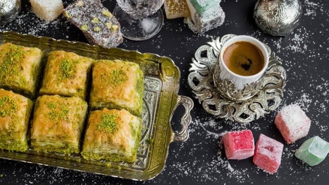 Eşiniz bayramda elinizi öper mi, ona bayram harçlığı verir misiniz?