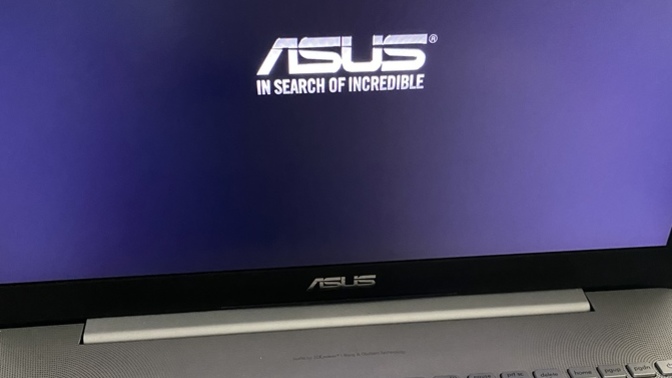 Windows 10 güncellenirken neden açılış ekranında kalıyor?
