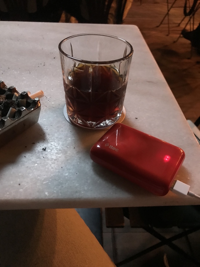 Kahvesini içmeyenler parmak kaldırabilir mi?