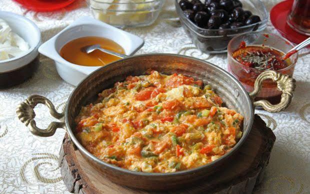 Menemen sizce nasıl yenir, soğanlı mı soğansız mı?