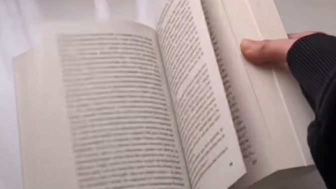 Bir kitap okurken paragrafına takılıp da saatlerce duvara baktıktan bir yazı oldu mu?