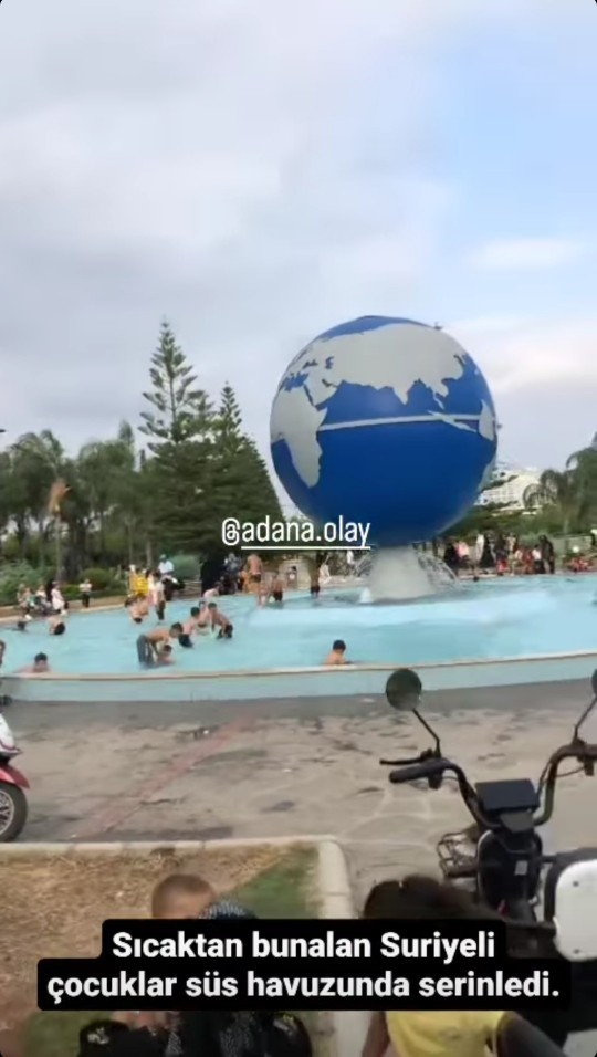Adanada sıcaktan bunalan Suriyeli çocuklar süs havuzunda serinledi. Neler düşünüyorsunuz bu konu hakkında?