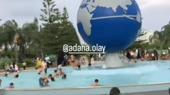 Adana'da sıcaktan bunalan Suriyeli çocuklar süs havuzunda serinledi. Neler düşünüyorsunuz bu konu hakkında?
