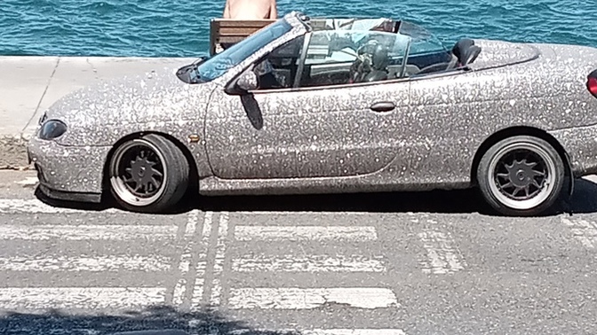 Böyle simli yaldızlı araca binermisiniz?