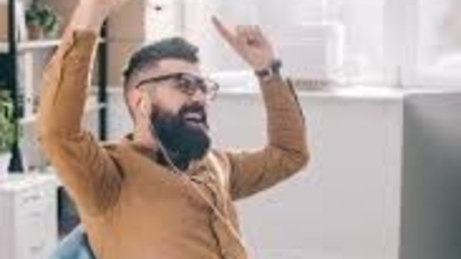 Ofiste çalışırken canım sıkıldı eşlik edecek bir şarkı tavsiye edermisiniz?