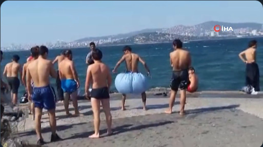 Büyükadada naylon torba ile denize girmişler! Karşınızda görseydiniz garipser miydiniz?