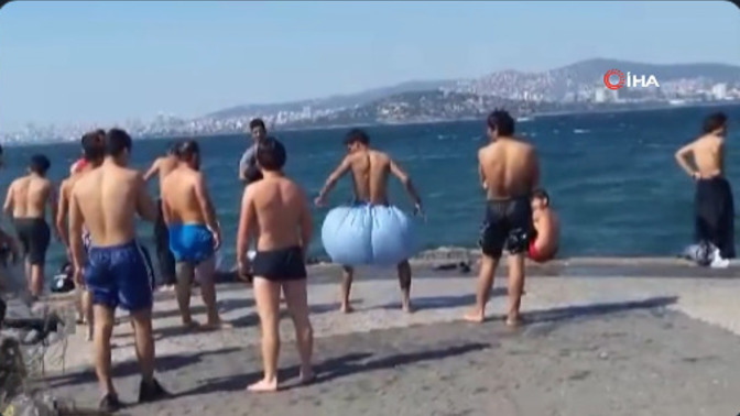 Büyükada'da naylon torba ile denize girmişler! Karşınızda görseydiniz garipser miydiniz?