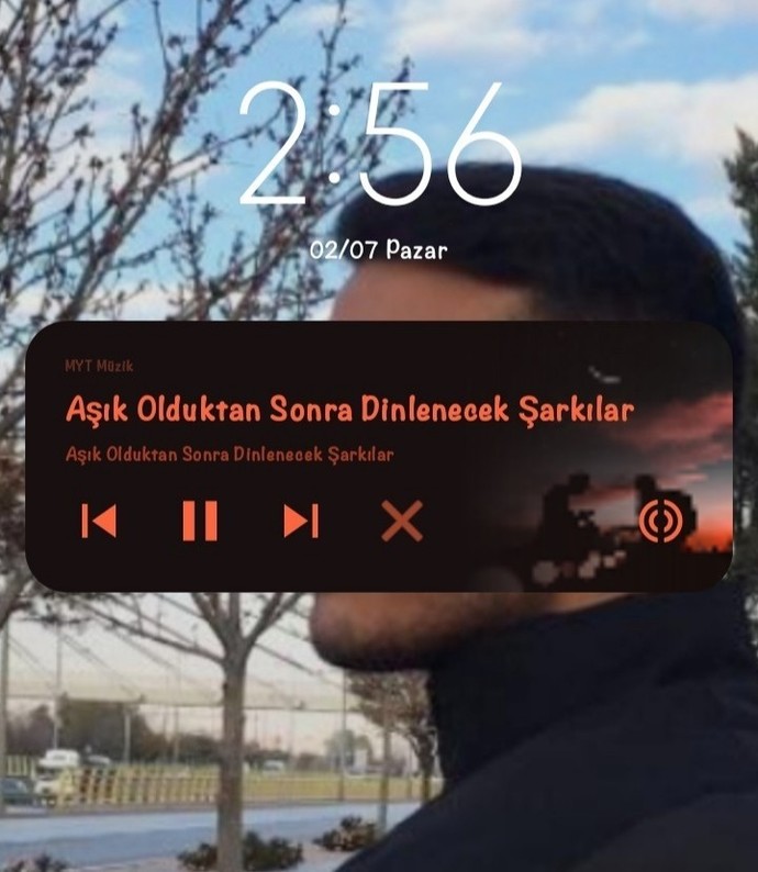 İnsan sizce niye aşıkken daha çok aşk şarkıları dinler ki?