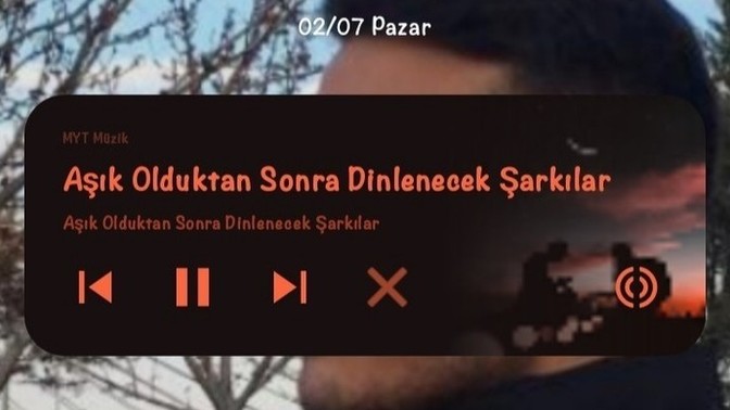 İnsan sizce niye aşıkken daha çok aşk şarkıları dinler ki?