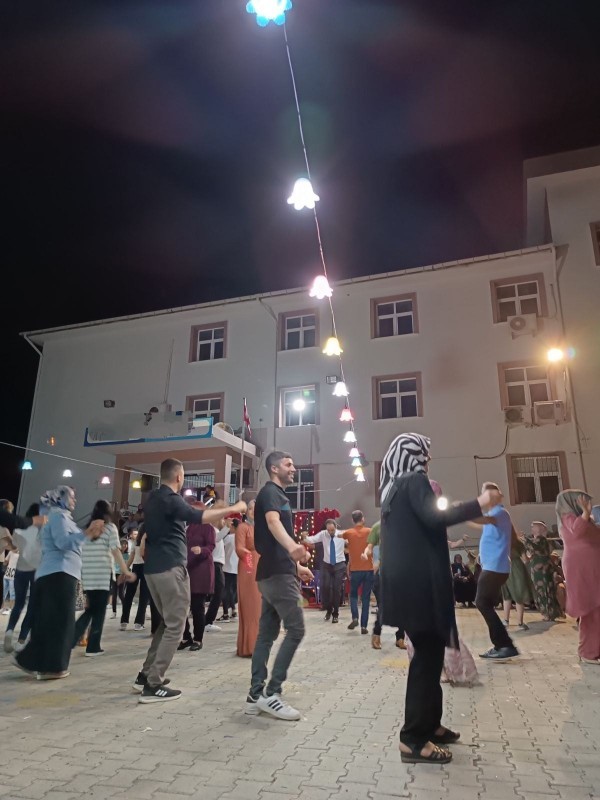 Düğünlerde oynar mısın yoksa kös kös oturur musun?