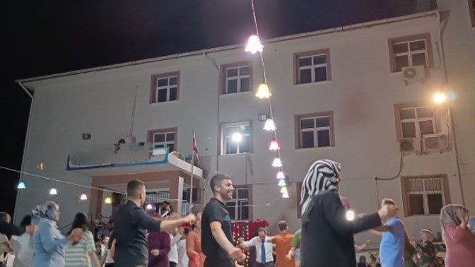 Düğünlerde oynar mısın yoksa kös kös oturur musun?
