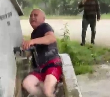 Namaza gitmedikleri için suya atılan vatandaşlar çok mutlu olduklarını söylediler! En son ne zaman çok mutlu oldunuz?